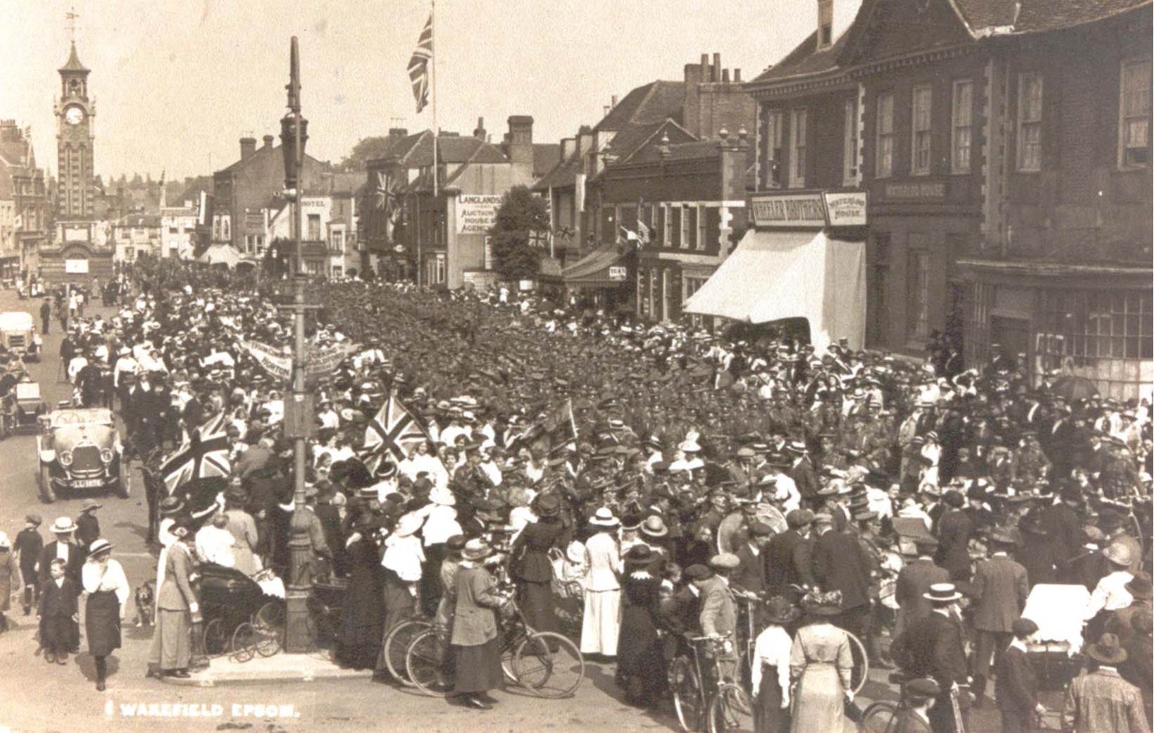 Troops leave for the front in WW1 